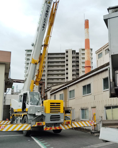 クレーンにて発電機の搬出